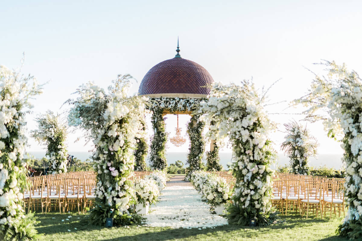 Al fresco reception beneath hanging greenery and citrus