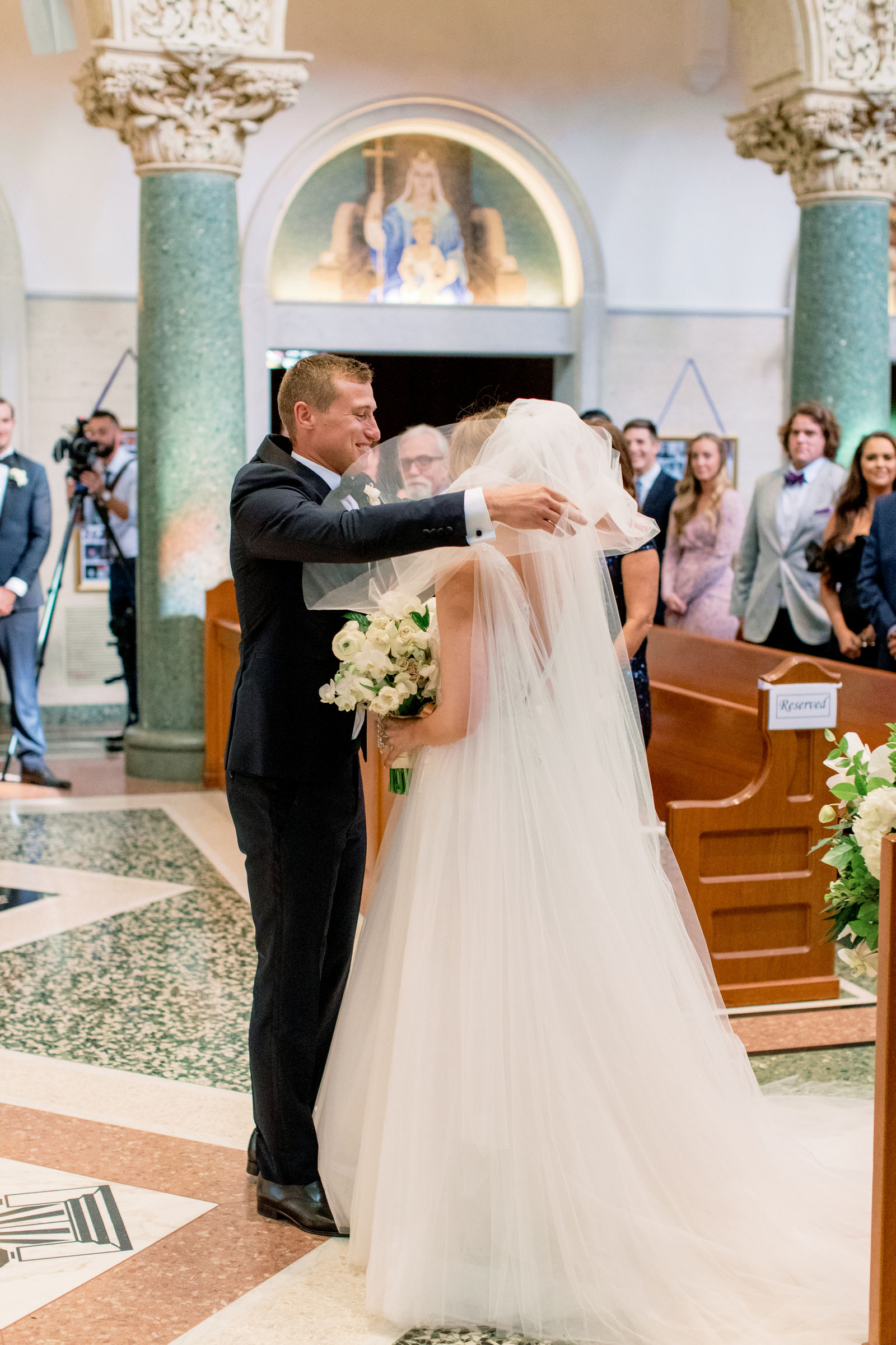 The kiss at the altar