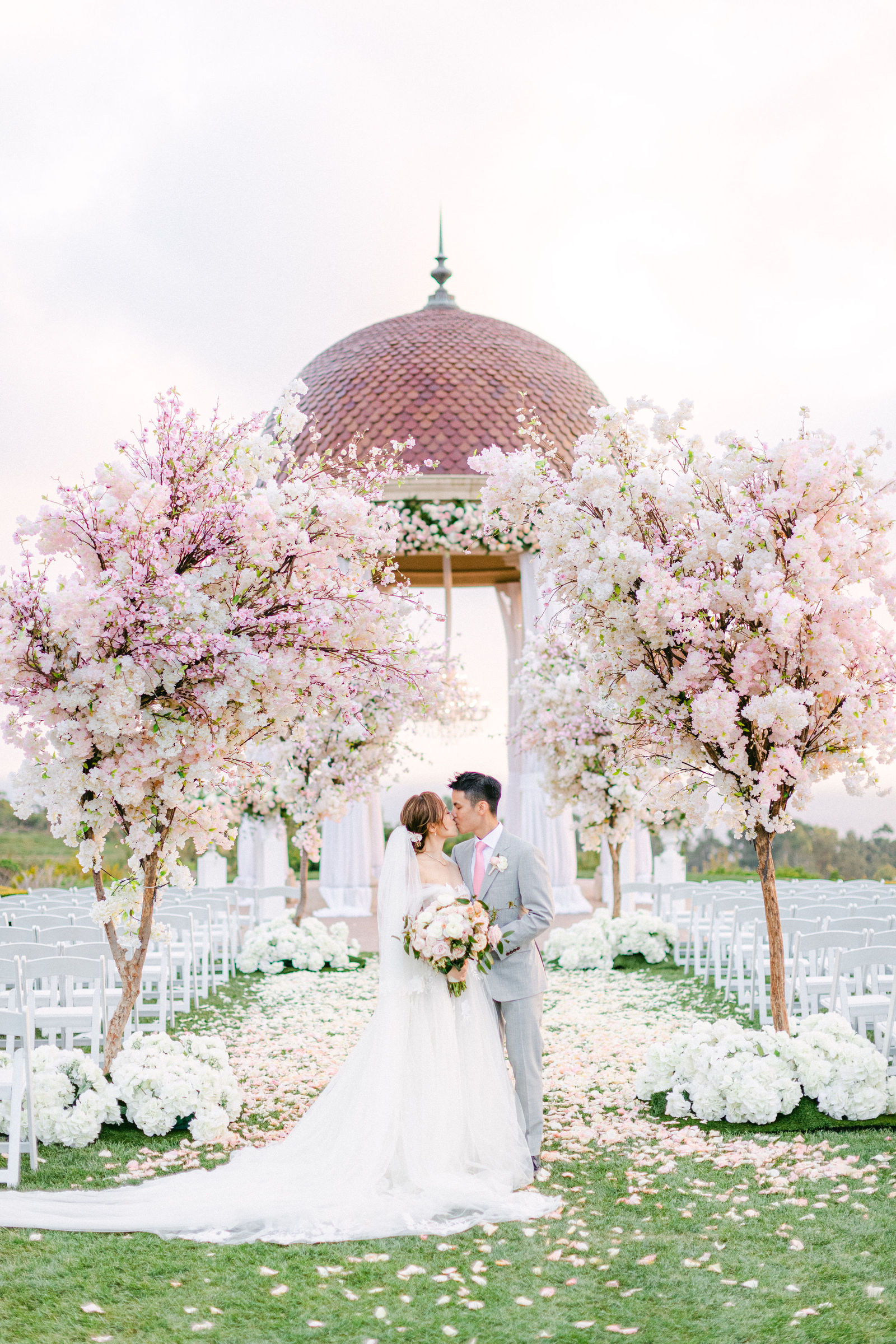 The kiss beneath the rotunda, cherry blossoms on either side