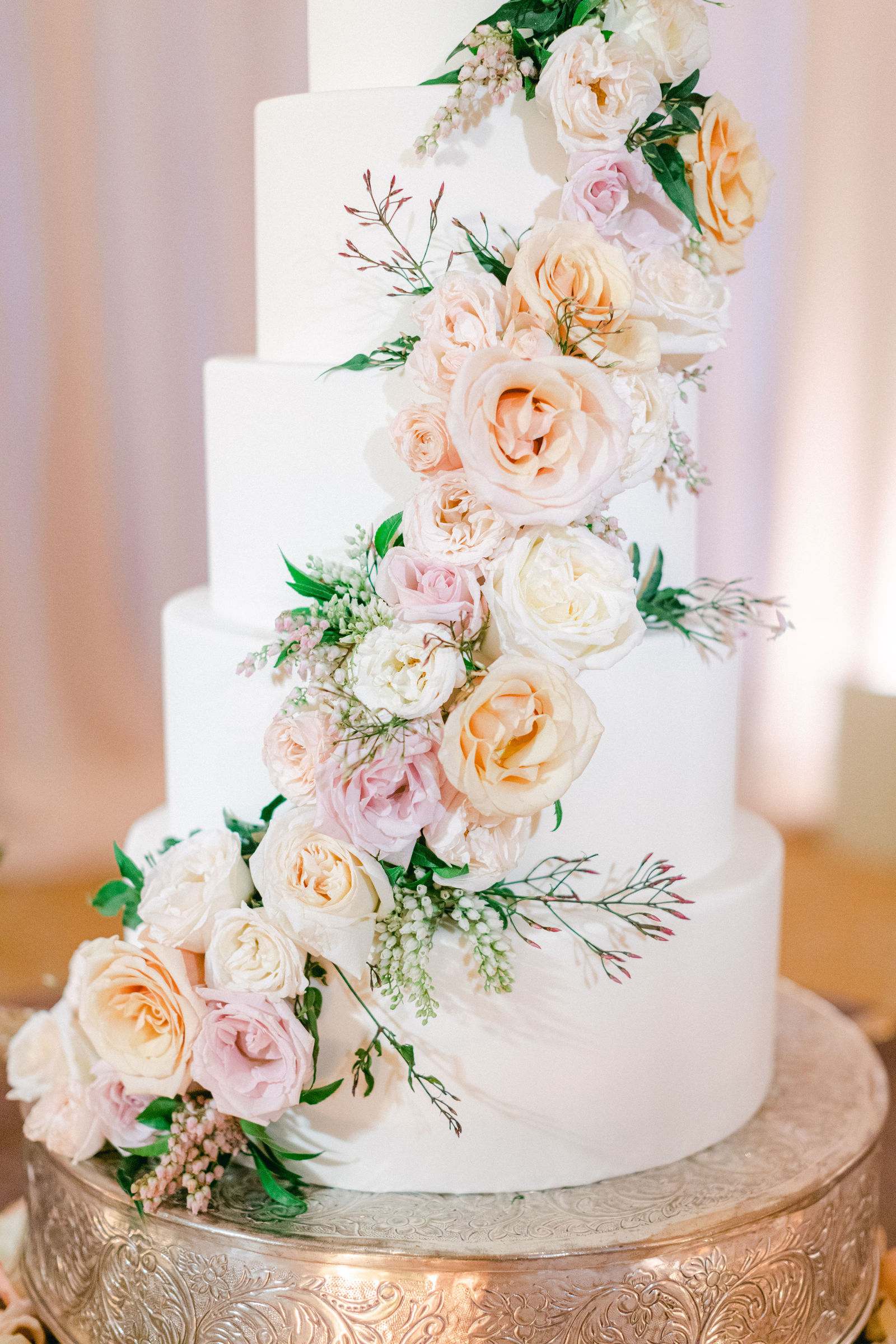 Roses climbing the tiers of the cake